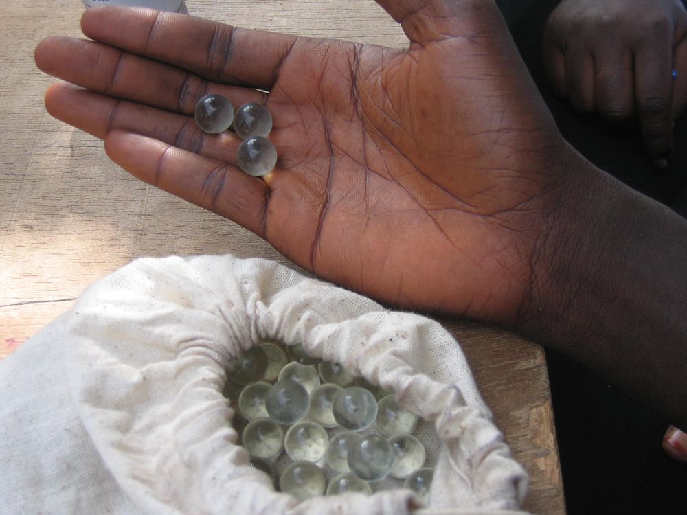 Em Gâmbia, os votos são feitos com bolinhas de gude