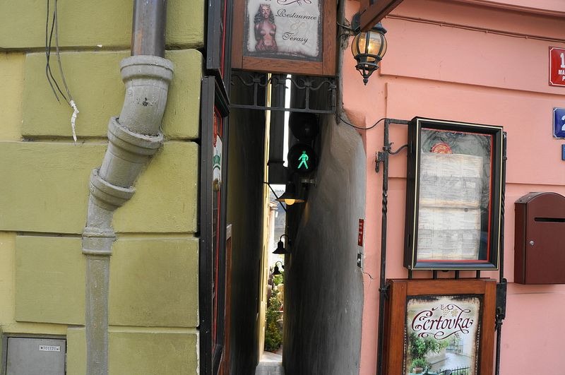 A rua mais estreita de Praga é tão estreita que tem semáforos para pedestres