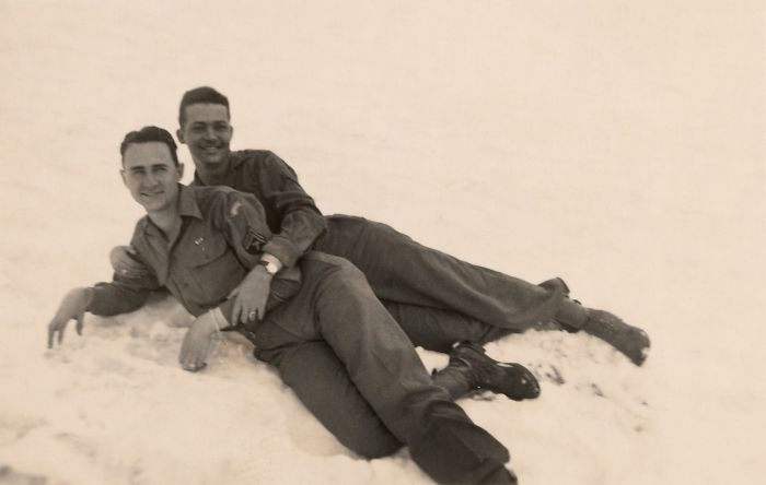 Livro de fotos antigas de casais gays de 1850 a 1950 