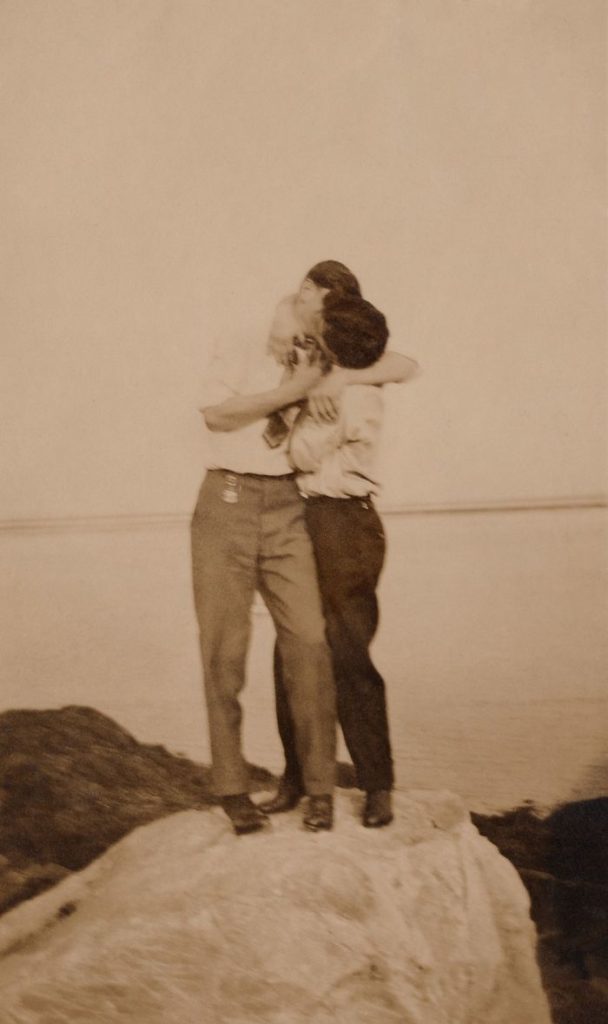 Livro de fotos antigas de casais gays de 1850 a 1950 