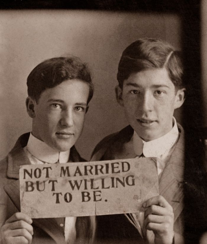 Livro de fotos antigas de casais gays de 1850 a 1950