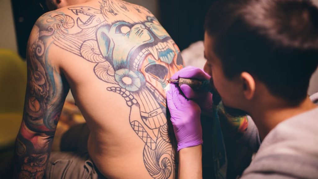 Suas tatuagens podem estar bagunçando suas glândulas sudoríparas