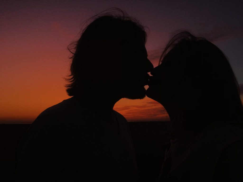 10 benefícios científicos do beijo