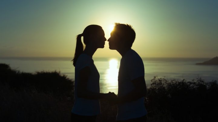 Seu lado dominante determina a maneira como você beija