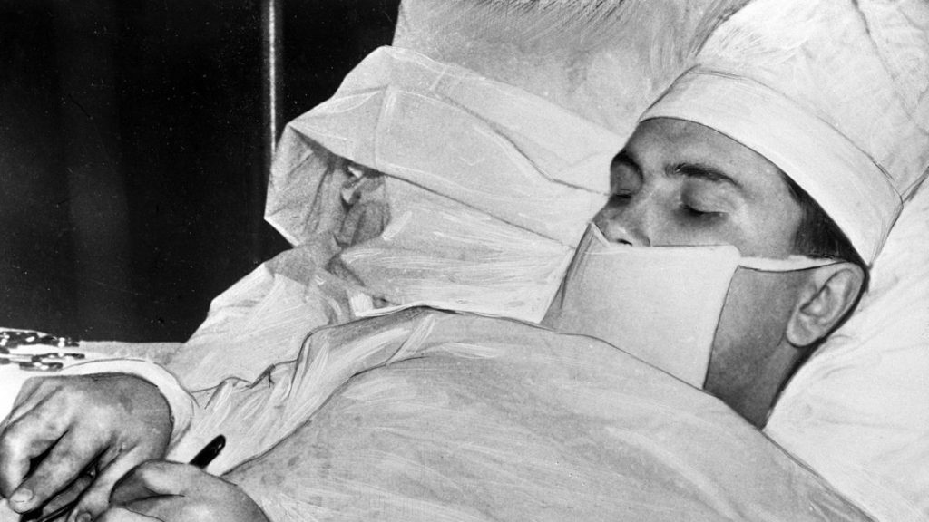 Cirurgião soviético precisou remover seu próprio apêndice