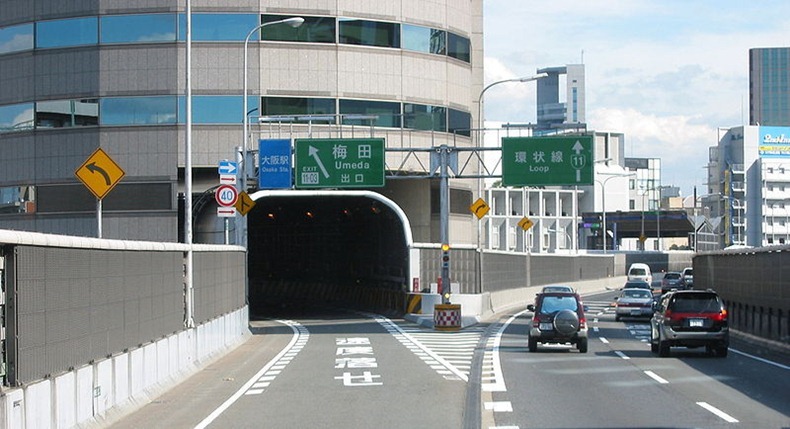 Em Osaka, Japão, há uma rodovia que atravessa um prédio