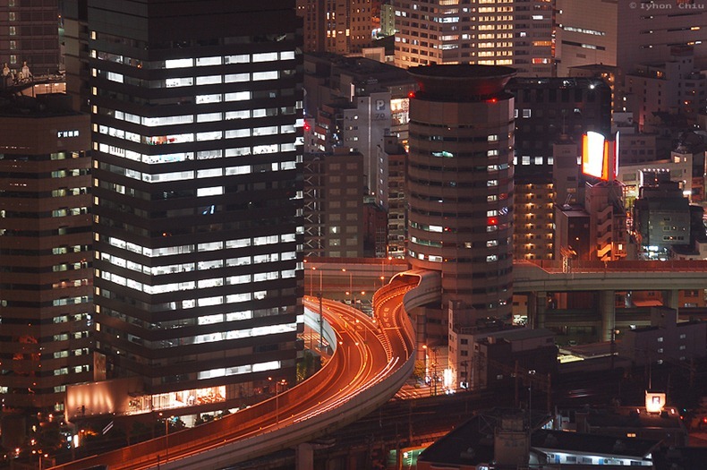 Em Osaka, Japão, há uma rodovia que atravessa um prédio