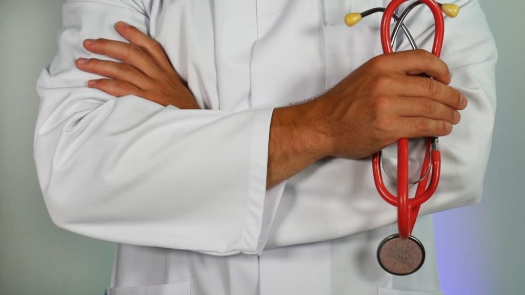 A razão pela qual os médicos usam jaleco branco