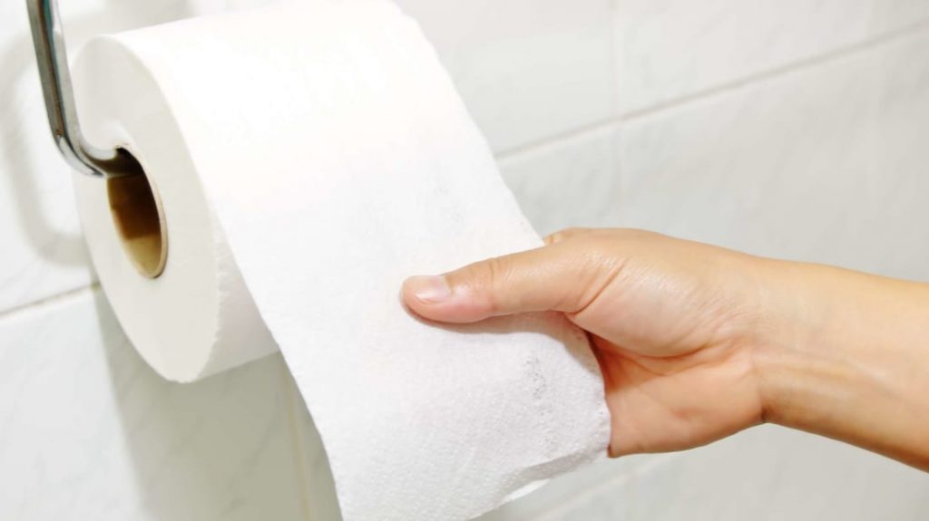 Por que o papel higiênico é branco, afinal?