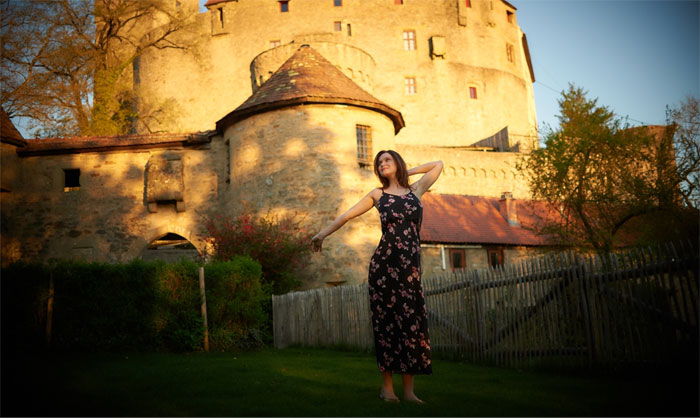 Mulher compartilha como é morar em um castelo medieval