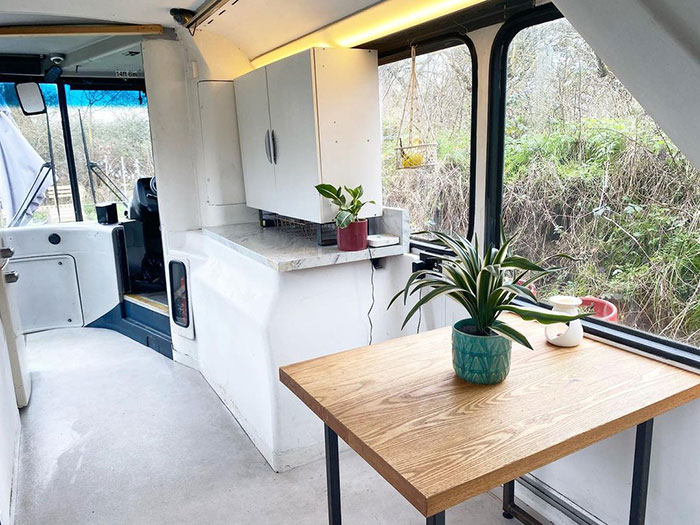 Ônibus de dois andares é transformado em casa dos sonhos