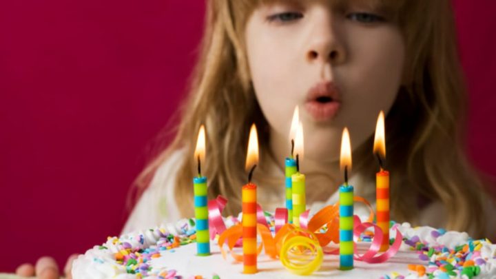 Por que apagamos velas em bolos de aniversário?