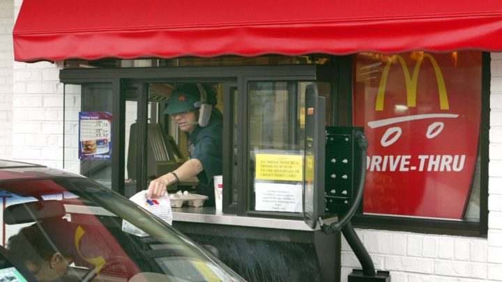 O primeiro drive-thru do McDonald's em 1975 foi para os militares