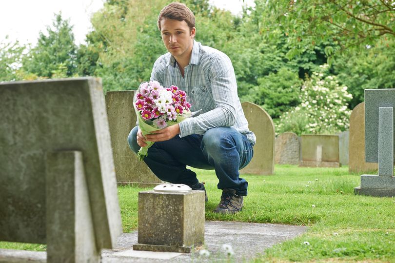 História inacreditável de como um homem se apaixonou em um cemitério