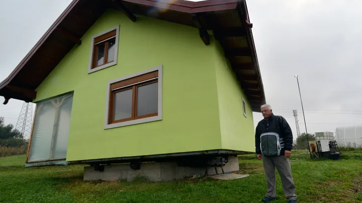 Homem constrói casa giratória como monumento de amor para sua esposa