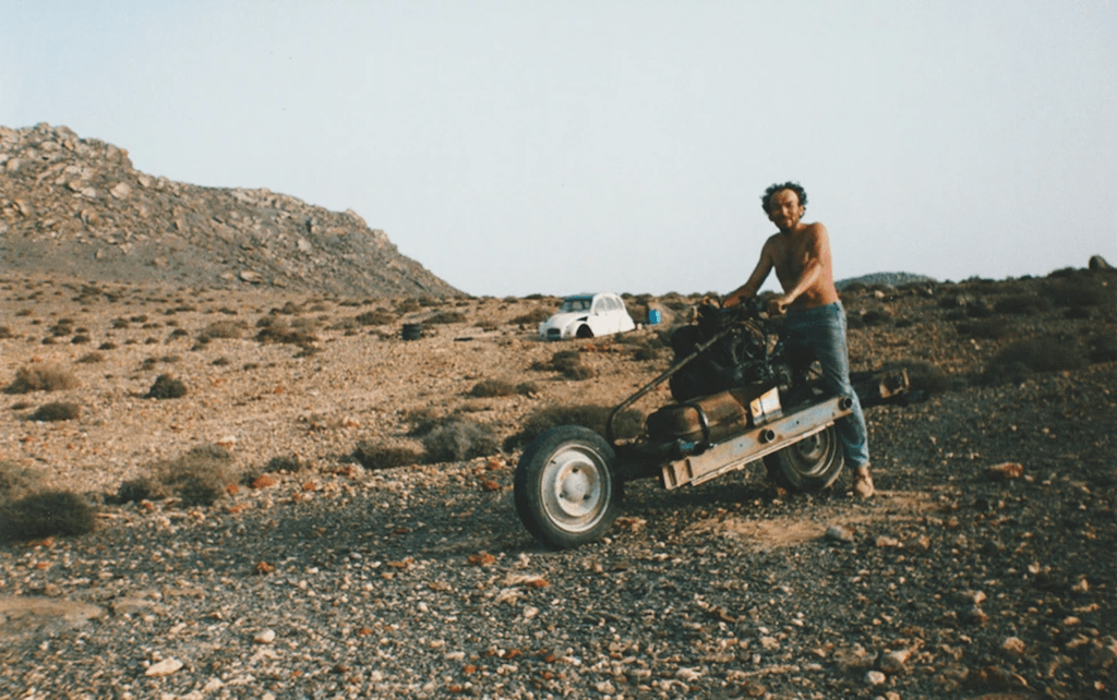 Homem transformou carro em moto para escapar do deserto