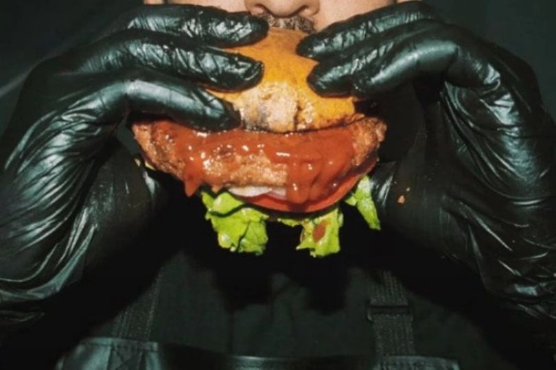 Restaurantes ofereceram hambúrguer que lembra 'carne humana'