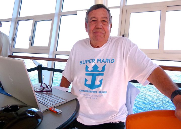 Autoproclamado 'homem mais feliz do mundo' vive em navios de cruzeiro há mais de 20 anos