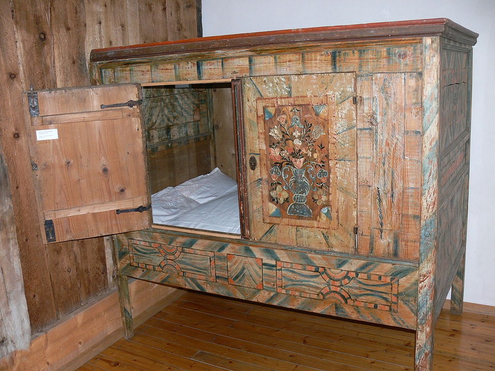 Por que os europeus medievais dormiam dentro de camas caixas